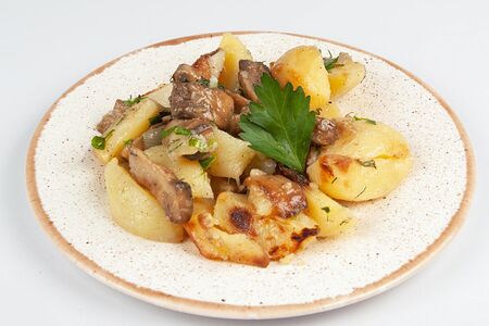 Картофель жаренный с луком и шампиньонами