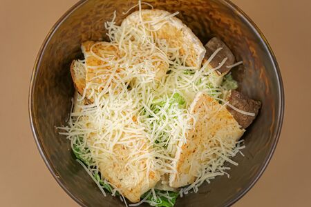 Салат Цезарь с курицей