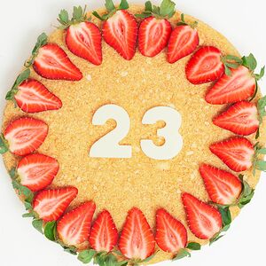 Торт Медовик по-домашнему с цифрой и клубникой