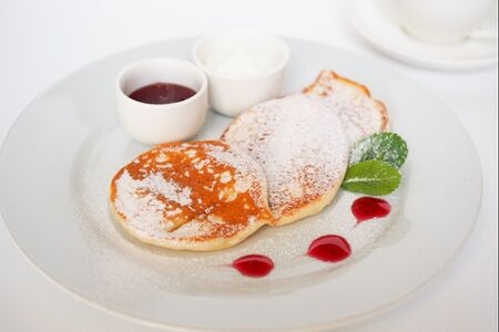 Оладьи-панкейки со сметаной и джемом