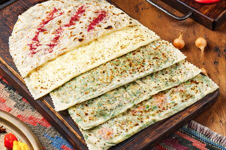 Кутаб с зеленью и сыром