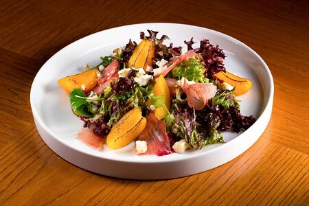 Салат с прошутто и персиком