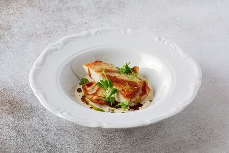 Куриная грудка в сливочном соусе с опятами