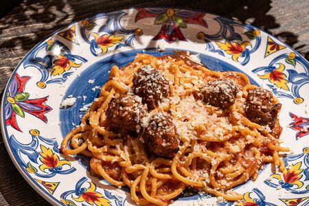 Спагетти с фрикадельками польете в томатном соусе
