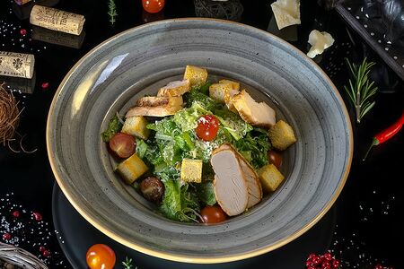 Салат Цезарь с курицей