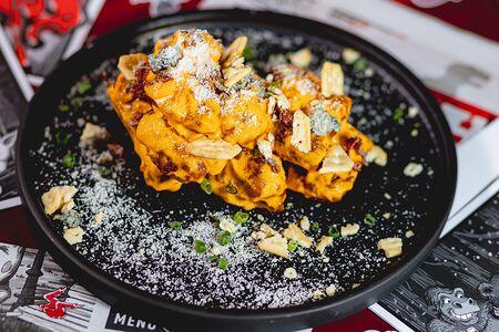 Крылья сырные с криспи беконом, крекерами и зелёным луком