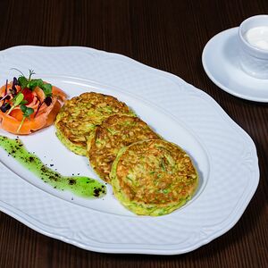 Оладьи из кабачка с лососем и сметаной