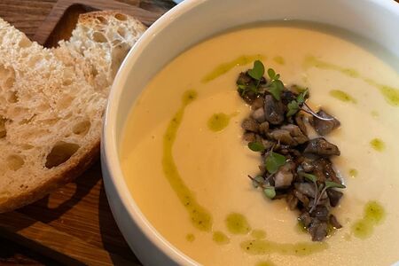 Крем-суп из корня сельдерея с грибным тартаром