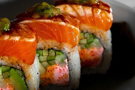 Филадельфия татаки с сальсой из манго