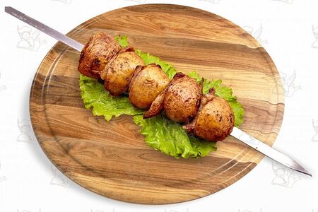 Шампур с картошкой, со свиным шпиком