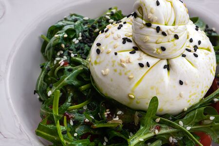 Буррата с обожженным авокадо, томатами и соусом сладкий чили