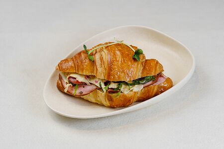Круассан с мортаделлой