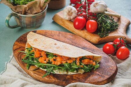 Кыстыбургер с рукколой и тартаром из сёмги