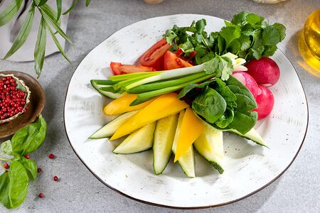 Ассорти из свежих овощей