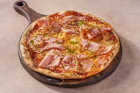 Пицца с окороком и фисташками