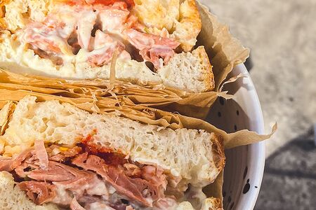 Бутерброд с альтернативным мясом