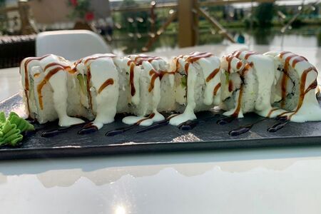 Ролл с кокосово-лаймовым соусом