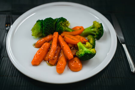 Молодая морковь, обжаренная с корицей и брокколи