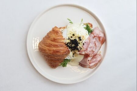 Бенедикт на круассане с ветчиной