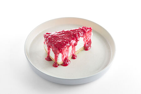 Домашний сырный торт с малиновым соусом