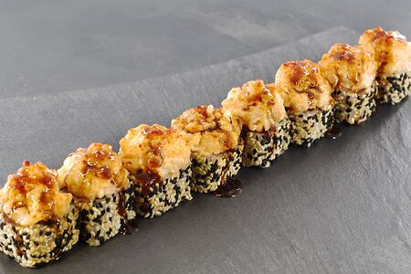 Запечённый ролл с угрём, креветкой и гребешком в кунжуте