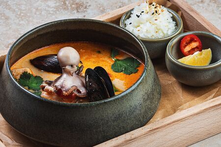 Том ям с морепродуктами