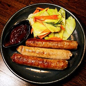 Колбаски гриль по-немецки с картофелем по-деревенски и соусом BBQ