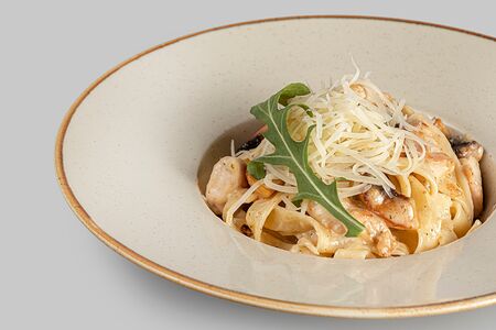 Феттуччине с курицей и грибами