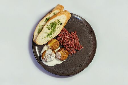 Тартар из телятины с печёным картофелем