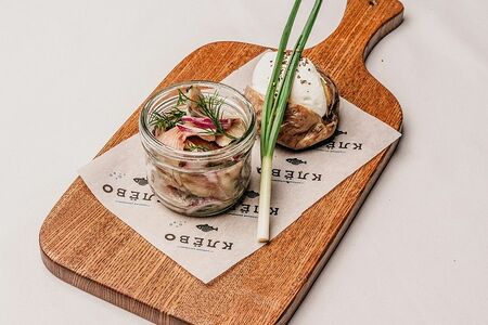 Сельдь с ялтинским луком и печеным картофелем