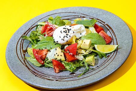 Летний салат с авокадо и яйцом пашот