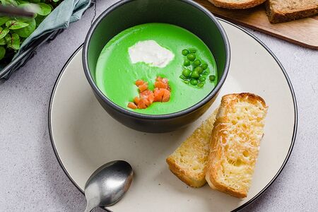 Суп-пюре из зелёного горошка со страчателлой и лососем