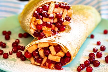 Блинчик с яблоком и брусникой