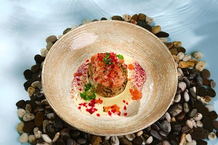 Печёный картофель с крабом в икорном соусе