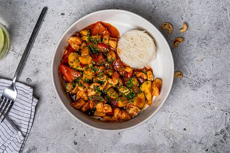 Креветки с овощами и ананасом в тайском соусе