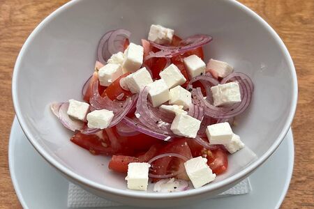 Салат из помидоров с фетой