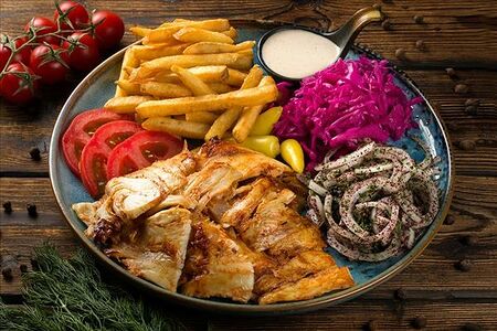 Донер-кебаб из курицы на тарелке