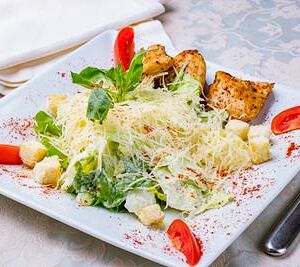 Салат Цезарь с курицей