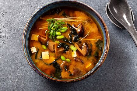 Мисо-суп с шиитаке, тофу, вакаме