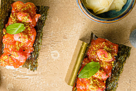 Ролл с лососем, сливки, тобико, щучья икра