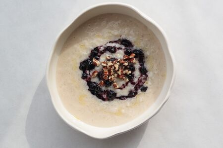 Рисовая каша на кокосовом молоке с вареньем и пеканом