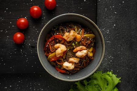 Вок соба с креветками