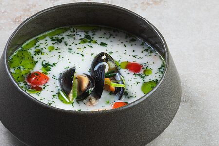 Сливочный рыбный суп с мидиями