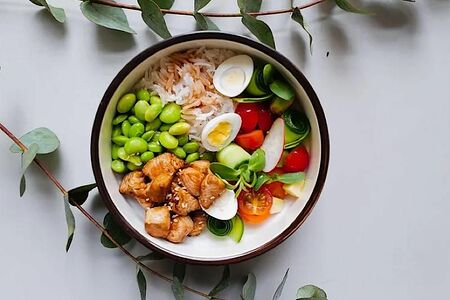 Поке с индейкой и свежими овощами