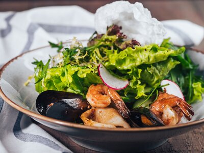 Теплый салат с морепродуктами