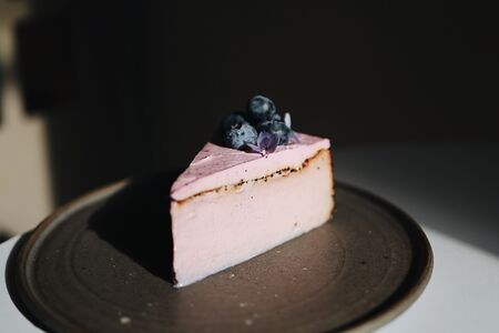 Баскский чизкейк с черной смородиной