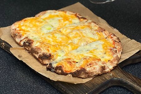 Пицца на дровах Четыре сыра