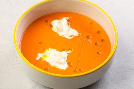 Сливочно-томатный суп со страчателлой