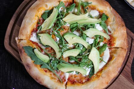 Страчателла со спелым авокадо и рукколой