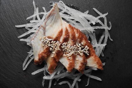 Сашими Угорь